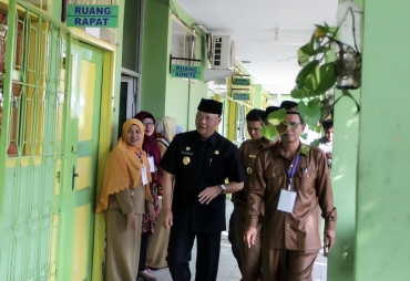 Tampak Plt Gubernur Bengkulu Rohidin Mersyah didampingi Kepala Sekolah SMA N 7 Kota Bengkulu Menjanjau Lokasi Pelaksanaan UNBK