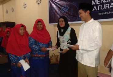 Leony Lervyn saat membagikan santunan berupa uang kepada anak yatim Di dampingi dari skk migas