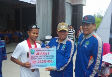 Pj Wali Kota Memberikan Hadiah Kepeserta Pemenang Bengkulu Run