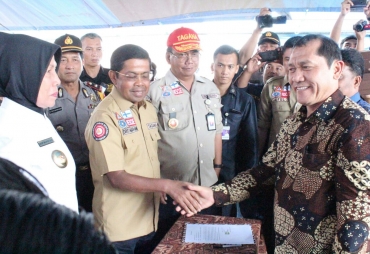 Mensos RI Idrus Marham menyerahkan bantuan kemanusian kepada pengungsi Sinabung yang diterima secara simbolis oleh Bupati Karo Terkelin Brahmana didampingi Wagubsu Hj Nurhajizah Marpaung di Desa Ndokum Siroga, Kecamatan Simpang Empat Kabupaten Karo Jumat (23/2)