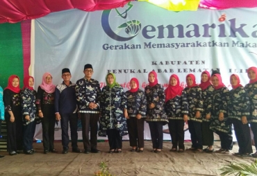 Bupati pali dan Ketua TP-PKK Saat foto bersama