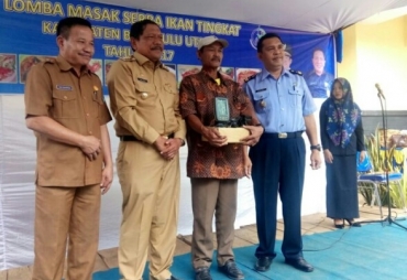 Bupati BU Ir.Mian Serta Kepala Dinas Perikanan Maswandi Foto Bersama