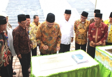 Menag RI Lukman Hakim Saifuddin menandatangani Prasasti