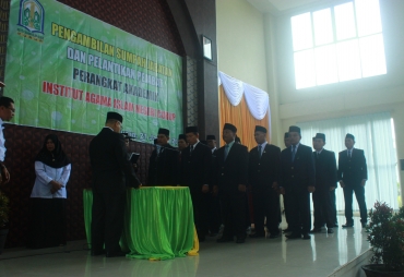 Tampak Rektor IAIN Curup melantik dan mengambil sumpah Jabatan 21 Akademik 