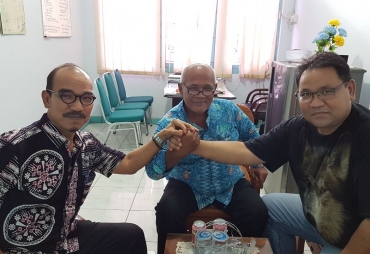 Tampak Kompak Ketua PWI Sumbar Heranov Firdaus dengan Ketua Umum SMSI Teguh Santosa dan Ketua SMSI Sumbar Syahrial Aziz