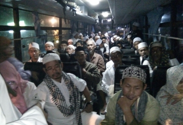 Suasana Warga Karawang Saat dalam Bus