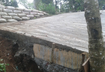 Tampak pekerjaan jalan tanpa papan merek