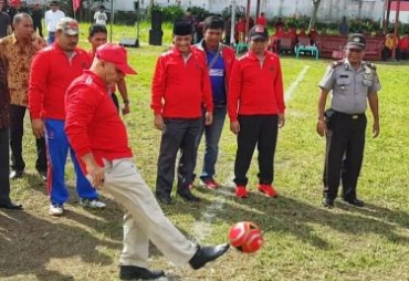 Bupati Aceh Tengah Saat Melakukan Tendangan Perdana 
