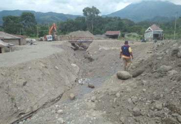 Sungai yang dilalui Aliran Lahar dingin yang berjarak 5 Meter dari Rumah Warga