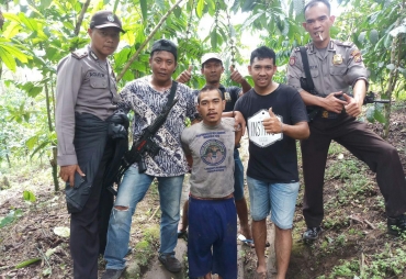 Pelaku yang diamankan Oleh Polsek Setempat