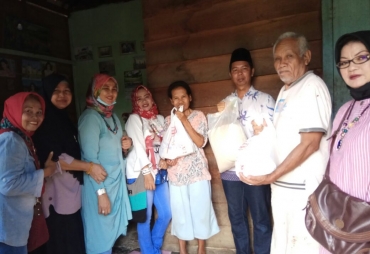 Tampak Ketua KWP Beserta Pengurus memberikan Bantuan Berupa Sembako dan Uang Tunai Kepada Keluarga Lanjut Usia