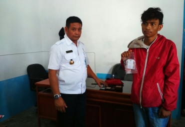 Tampak Pelaku Menunjukan Barang Bukti