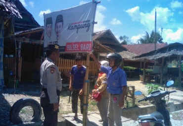 Tampak Panwas didampingi Kepolisian Mencopot Alat Peraga Kampanye