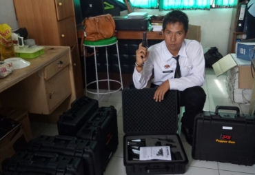 Tampak Pegawai Lapas Menunjukan Bantuan Senjata 