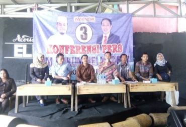 Tim Hukum Pasangan Calon Wali Kota Helmi-Dedy Saat Konferensi Pers