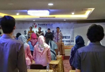 Banwaslu serta Panwaslu melakukan Sosialiasi 
