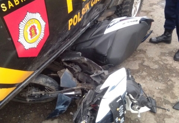 Tampak Motor ringsek saat menabrak Mobil Patroli