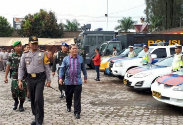 Kapolres Karo Bersama Bupati Saat memeriksa Barisan 
