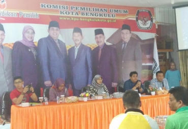 Komisioner KPU Kota Bengkulu Mengelar Pertemuan dengan Paslon dan awak media
