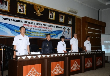 Kepala Bappeda,Wakil Bupati dan perwakilan Provinsi Lampung menyanyikan Lagu wajib