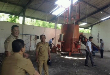 Tampak Itansi Terkait meninjau Alat Incenerator