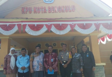 Komisioner Kompolnas Beserta Ketua KPU Kota Bengkulu Foto Bersama