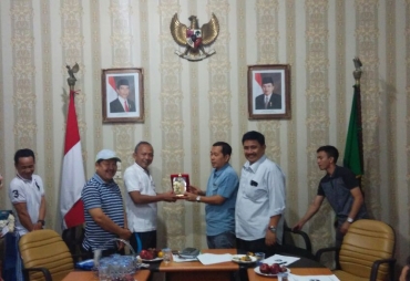 Pemberian Cinderamata Mata oleh Pemkot Bengkulu ke DPRD DKI 