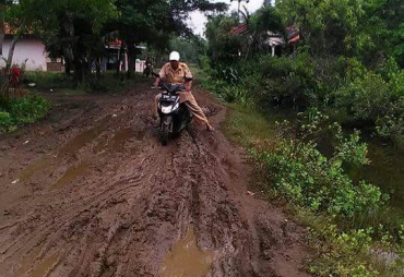 Tampak jalan Kondisi Rusak Parah