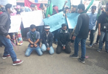 Tampak Seluruh anggota HMI mengelar Aksi didepan Gerbang IAIN Bengkulu