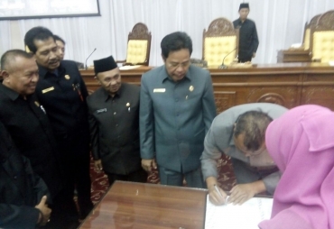 Penandatanganan oleh Unsur Pimpinan 