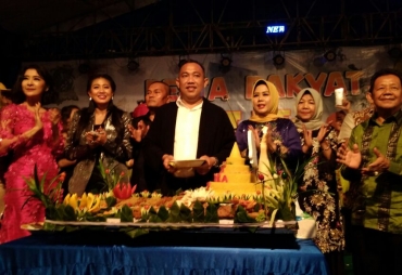 Bupati Tuba Barat Memotong Nasi Tumpeng dalam Rangka HUT Ke 9