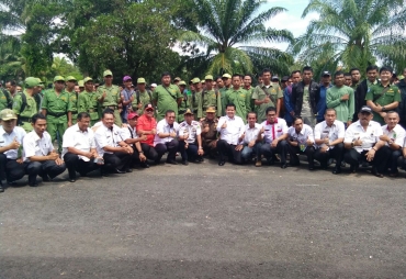 Wakil Bupati Pali foto bersama dengan Satpol PP serta Linmas