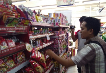 Tampak Tempat pembelanjaan masih menjual Produk Sarden