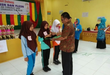 Ketua Panitia menyerahkan hadiah kepada 3 Juara O2SN tingkat kecamatan