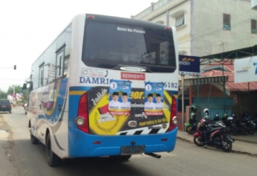 Tampak mobil DAMRI yang terpasang stiker Paslon Gubernur Sumsel 