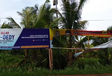 Tampak Spanduk Paslon Helmi-Dedy