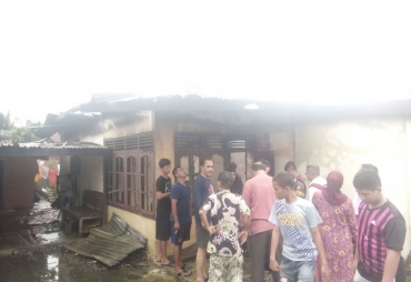 Tampak Warga Mendatangi tempat kebakaran terjadi