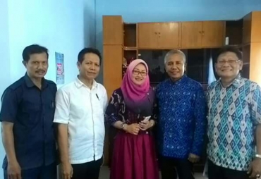 Tampak rektor Unihaz foto bersama