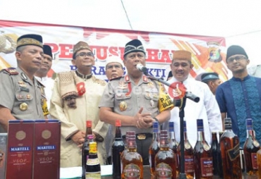 Kapolres Tulang Bawang Memusnahkan Miras 