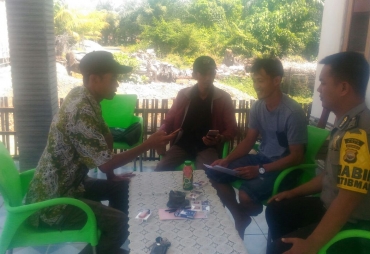 Tampak Kades mengklarifikasi ke awak media