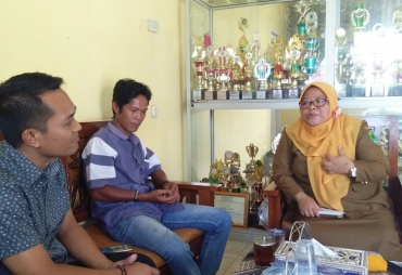 Kepala Sekolah SMP N I Talang Ubi Saat memberikan keterangan dengan awak media 