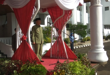 Plt Gubernur Bengkulu Rohidin Mersyah bertindak selaku Inspektur Upacara