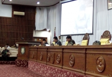 Tampak Waka I Edison Simbolon memimpin Rapat Paripurna