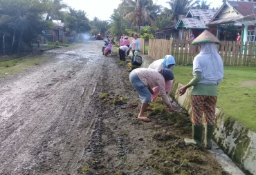 Tampak Warga RGM 2 sedang mengerjakan Jalan 