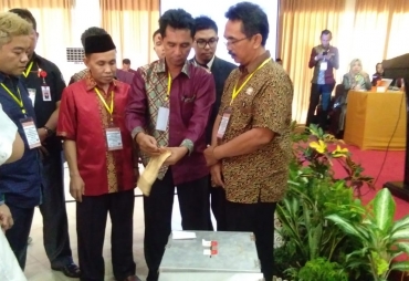 Tampak Komisioner KPU Kota Bengkulu Membuka Kotak Suara