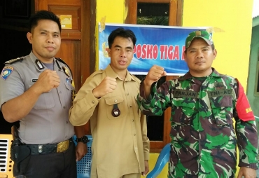 Kades,TNI,Polisi berfoto bersama 