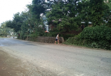 Tampak Jalan yang sedang diperbaiki dan mengakibatkan Adanya Debu 