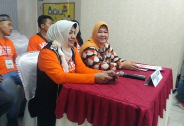 Riri Damayanti ditemani ibunda mendaftarkan diri ke KPU Provinsi