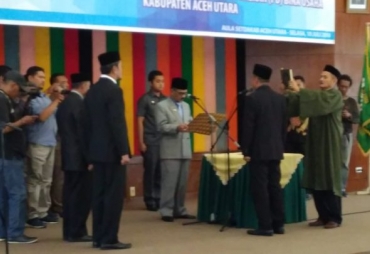 Bupati Aceh Utara H. Muhammad Thaib Sedang Melantik T. Asmoni Sebagai Direktur PD Bina Usaha Kabupaten Aceh Utara