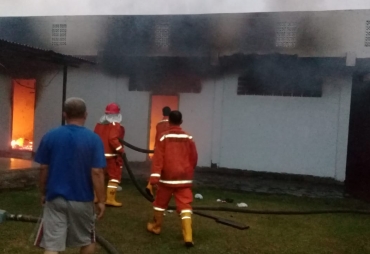 Tampak Api Sedang Melahap 3 Unit Kos